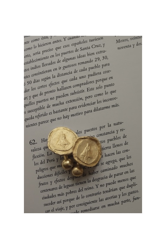 Gemelos rústicos de la Virgen de Covadonga en latón. Hechos artesanalmente en España por Sandra Bellew.