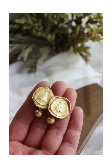 Gemelos rústicos de la Virgen de Covadonga en latón. Hechos artesanalmente en España por Sandra Bellew.