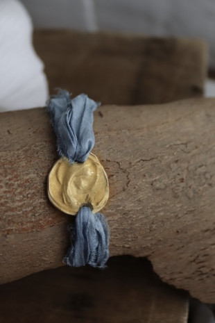 Pulsera rústica de la Virgen Niña en latón. Hecha artesanalmente en España por Sandra Bellew.