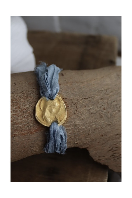 Pulsera rústica de la Virgen Niña en latón. Hecha artesanalmente en España por Sandra Bellew.