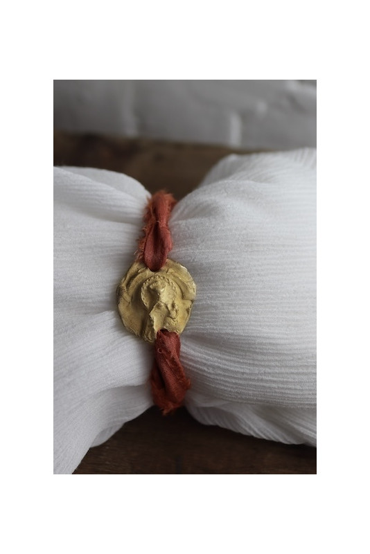 Pulsera rústica de la Virgen de los Desamparados en latón. Hecha artesanalmente en España por Sandra Bellew.