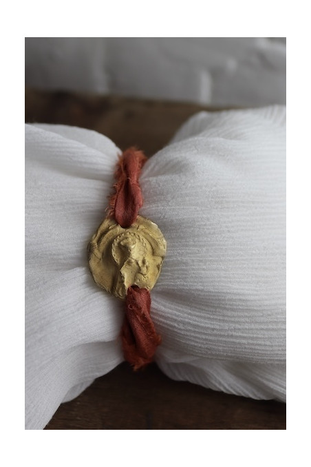 Pulsera rústica de la Virgen de los Desamparados en latón. Hecha artesanalmente en España por Sandra Bellew.