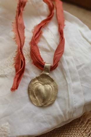 Colgante rústico de un corazón en latón. Hecho artesanalmente en España por Sandra Bellew.