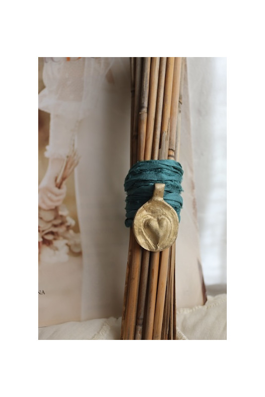 Colgante rústico para ramo de novia de un corazón en latón. Hecho artesanalmente en España por Sandra Bellew.