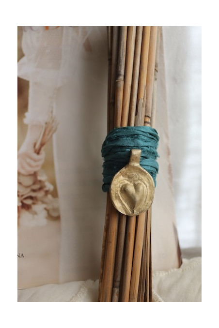 Colgante rústico para ramo de novia de un corazón en latón. Hecho artesanalmente en España por Sandra Bellew.