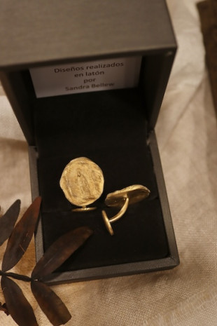 Gemelos rústicos de Santa Marta en latón. Hechos artesanalmente en España por Sandra Bellew.