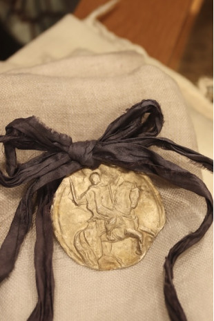 Medalla rústica de Santiago Apóstol Caballero para carrito de bebé en latón. Hecha artesanalmente por Sandra Bellew.