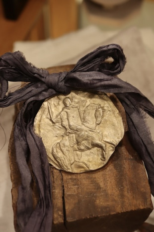 Medalla rústica de Santiago Apóstol Caballero para carrito de bebé en latón. Hecha artesanalmente por Sandra Bellew.