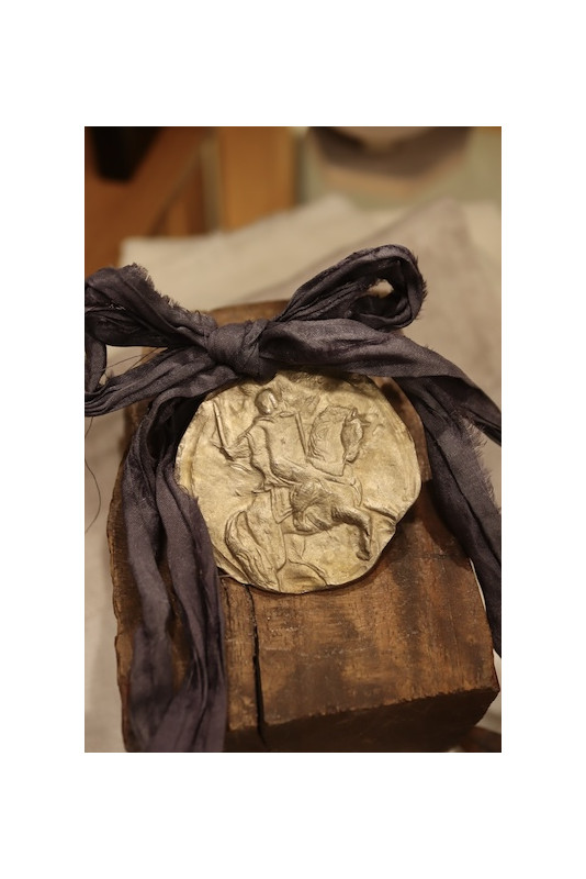 Medalla rústica de Santiago Apóstol Caballero para carrito de bebé en latón. Hecha artesanalmente por Sandra Bellew.