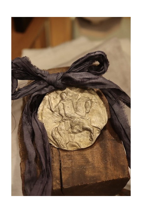 Medalla rústica de Santiago Apóstol Caballero para carrito de bebé en latón. Hecha artesanalmente por Sandra Bellew.