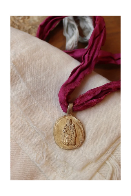 Medalla rústica de la Virgen del Vinyet en latón. Hecha artesanalmente en España por Sandra Bellew.