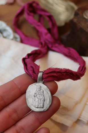 Medalla rústica de la Virgen del Vinyet en plata. Hecha artesanalmente en España por Sandra Bellew.