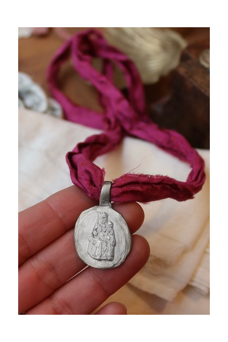 Medalla rústica de la Virgen del Vinyet en plata. Hecha artesanalmente en España por Sandra Bellew.