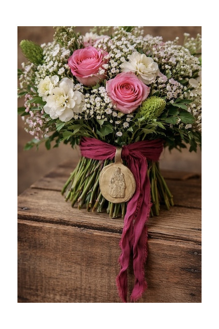 Medalla rústica de la Virgen del Vinyet para ramo de novia en latón. Hecha artesanalmente en España por Sandra Bellew.