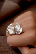 Anillo rústico en plata inspirado en Pino Montesdeoca. Hecho en España por Sandra Bellew.