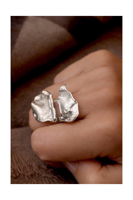 Anillo rústico en plata inspirado en Pino Montesdeoca. Hecho en España por Sandra Bellew.