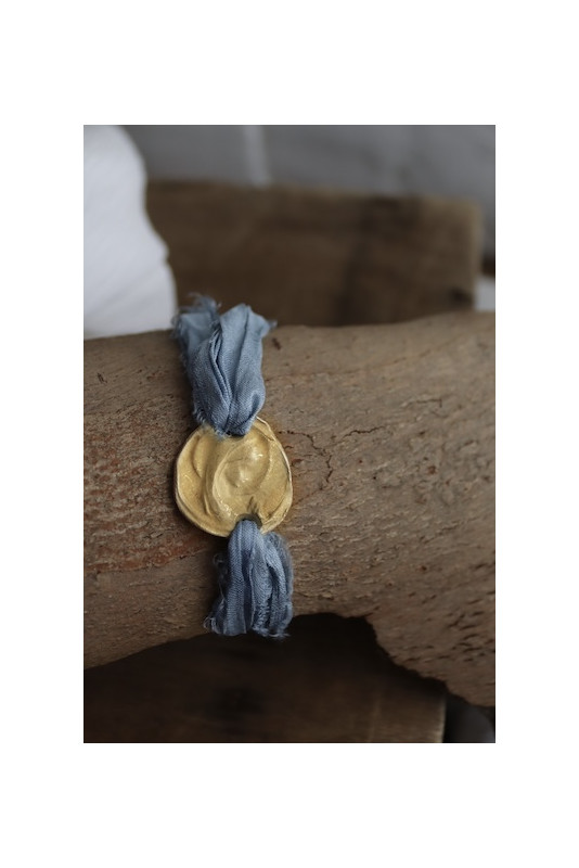 Pulsera rústica de la Virgen Niña en latón. Hecha artesanalmente en España por Sandra Bellew.