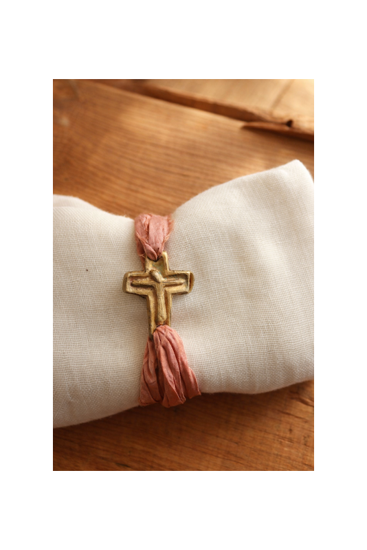 Pulsera rústica de cruz en latón. Hecha artesanalmente en España por Sandra Bellew.
