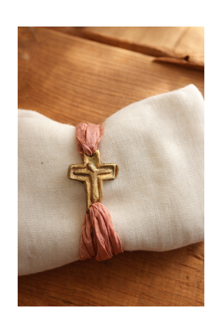 Pulsera rústica de cruz en latón. Hecha artesanalmente en España por Sandra Bellew.