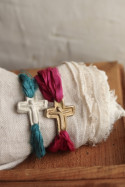 Pulsera rústica de cruz en latón y en plata. Hecha artesanalmente en España por Sandra Bellew.
