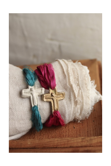 Pulsera rústica de cruz en latón y en plata. Hecha artesanalmente en España por Sandra Bellew.