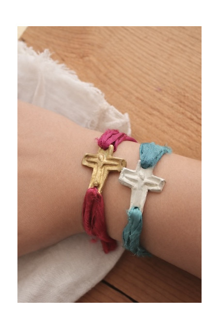 Pulsera rústica de cruz en latón y en plata. Hecha artesanalmente en España por Sandra Bellew.