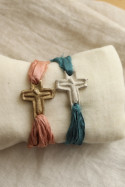 Pulsera rústica de cruz en latón y en plata. Hecha artesanalmente en España por Sandra Bellew.