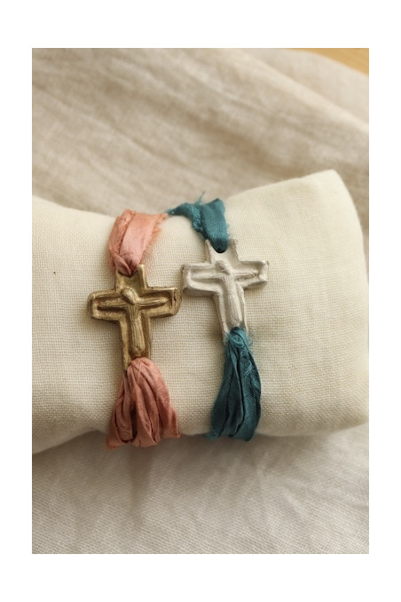 Pulsera rústica de cruz en latón y en plata. Hecha artesanalmente en España por Sandra Bellew.