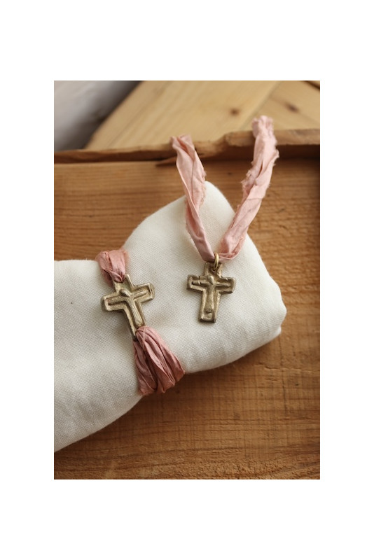 Cruz rústica en latón. Hecha artesanalmente en España por Sandra Bellew.