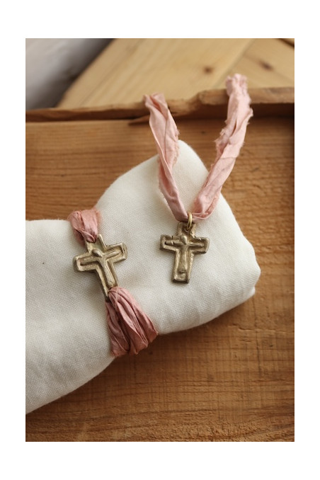 Cruz rústica en latón. Hecha artesanalmente en España por Sandra Bellew.