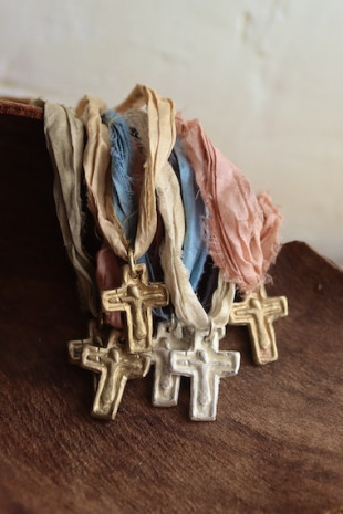 Cruz rústica en latón. Hecha artesanalmente en España por Sandra Bellew.
