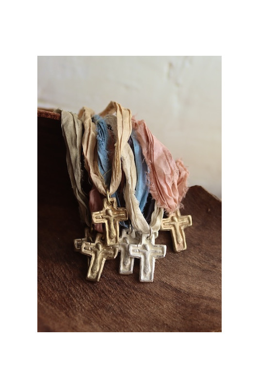 Cruz rústica en latón. Hecha artesanalmente en España por Sandra Bellew.