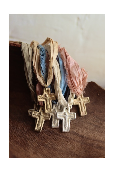 Cruz rústica en latón. Hecha artesanalmente en España por Sandra Bellew.