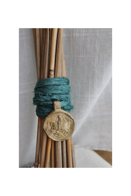 Medalla rústica de San Jorge para ramo de novia en latón. Hecha artesanalmente en España por Sandra Bellew.