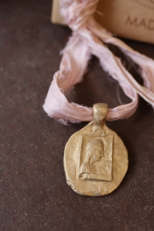 Medalla rústica de la Virgen de Montserrat en latón. Hecha artesanalmente en España por Sandra Bellew.