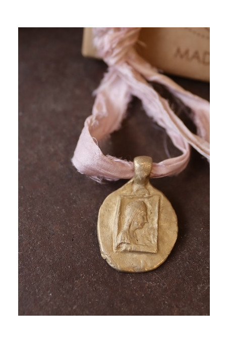 Medalla rústica de la Virgen de Montserrat en latón. Hecha artesanalmente en España por Sandra Bellew.