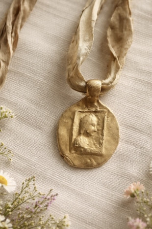 Medalla rústica de la Virgen de Montserrat en latón. Hecha artesanalmente en España por Sandra Bellew.