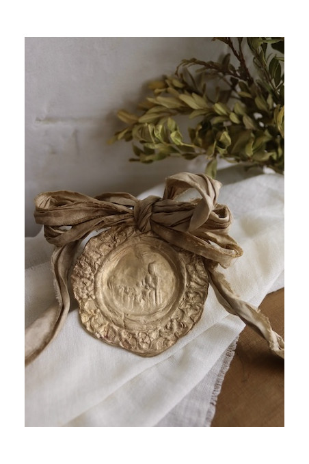 Medalla de cuna rústica de la Virgen de Montserrat en latón. Hecha artesanalmente en España por Sandra Bellew.