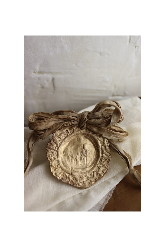 Medalla de cuna rústica de la Virgen de Montserrat en latón. Hecha artesanalmente en España por Sandra Bellew.