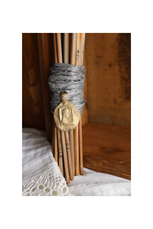 Medalla rústica de la Virgen de Montserrat para ramo de novia en latón. Hecha artesanalmente en España por Sandra Bellew.