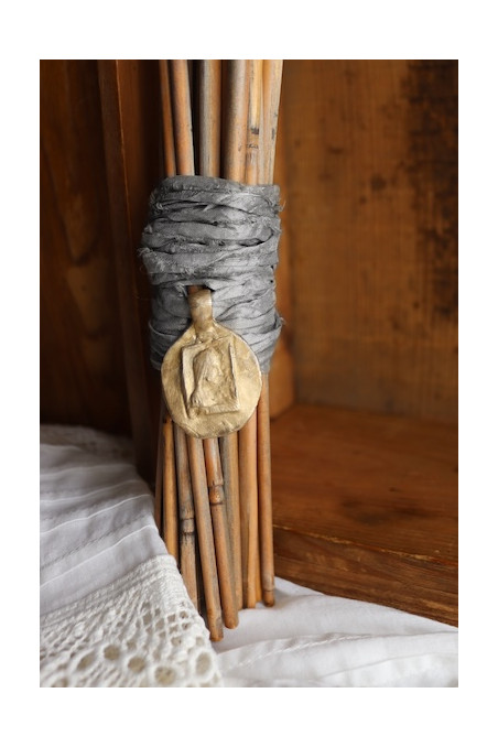 Medalla rústica de la Virgen de Montserrat para ramo de novia en latón. Hecha artesanalmente en España por Sandra Bellew.