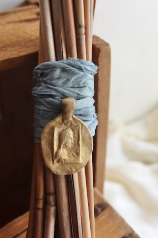 Medalla rústica de la Virgen de Montserrat para ramo de novia en latón. Hecha artesanalmente en España por Sandra Bellew.