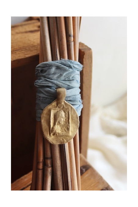 Medalla rústica de la Virgen de Montserrat para ramo de novia en latón. Hecha artesanalmente en España por Sandra Bellew.