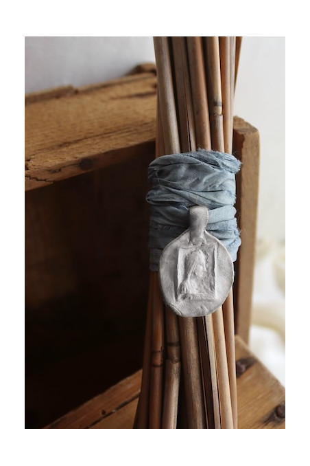 Medalla rústica de la Virgen de Montserrat para ramo de novia en plata. Hecha artesanalmente en España por Sandra Bellew.