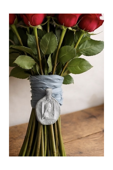 Medalla rústica de la Virgen de Montserrat para ramo de novia en plata. Hecha artesanalmente en España por Sandra Bellew.