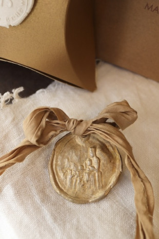 Medalla de rústica de la Virgen de Montserrat para carrito en latón. Hecha artesanalmente en España por Sandra Bellew.