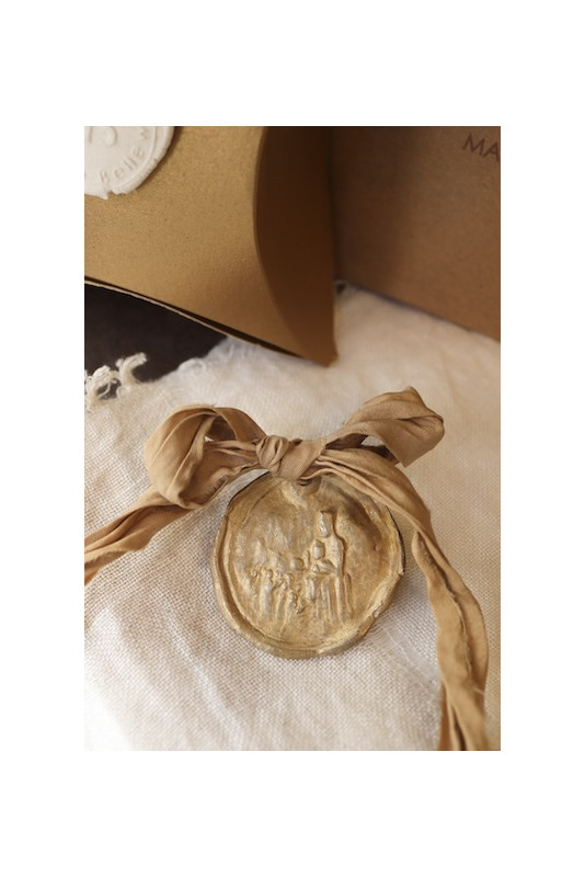 Medalla de rústica de la Virgen de Montserrat para carrito en latón. Hecha artesanalmente en España por Sandra Bellew.