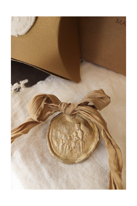 Medalla de rústica de la Virgen de Montserrat para carrito en latón. Hecha artesanalmente en España por Sandra Bellew.