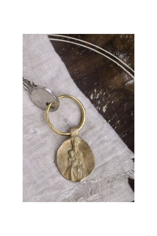 Llavero rústico de la Virgen de Pompeya en latón. Hecho artesanalmente en España por Sandra Bellew.