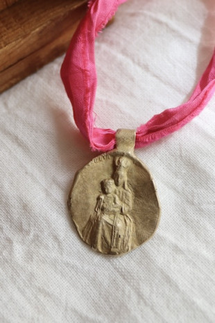 Medalla rústica de la Virgen de Pompeya en latón. Hecha artesanalmente en España por Sandra Bellew.